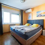 Aurelio Centar With Balcony And Free Parking 公寓 *