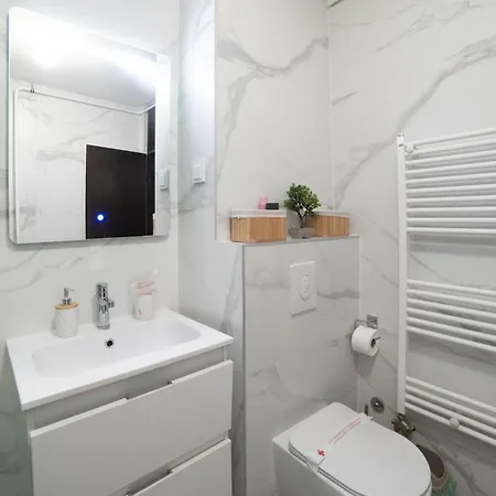 Aurelio Centar With Balcony And Free Parking