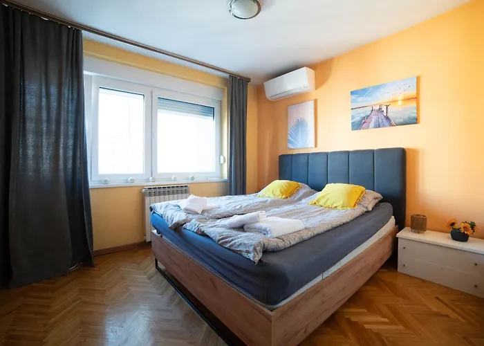 Aurelio Centar With Balcony And Free Parking Διαμέρισμα *